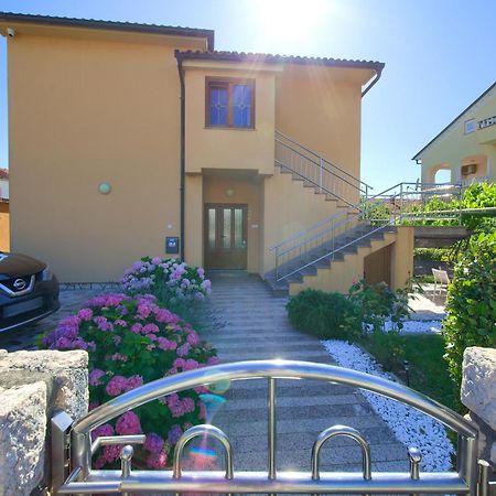 Apartment Bazina - Airconditioning, Parking, 500M From The Beach Крк Экстерьер фото